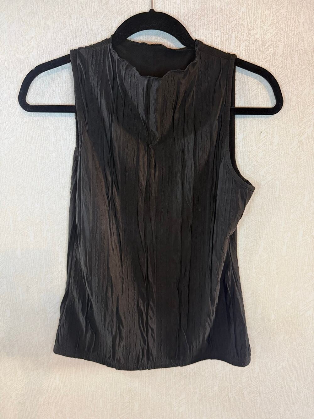 Composition Zusamme Black Crinkle Sleeveless Mock Neck Top Size Small
